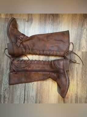 Softt Lace-Up Women's Boots